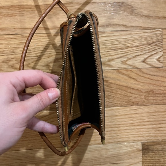 Dooney & Bourke Vintage Crossbody Bag - Picture 4 of 6